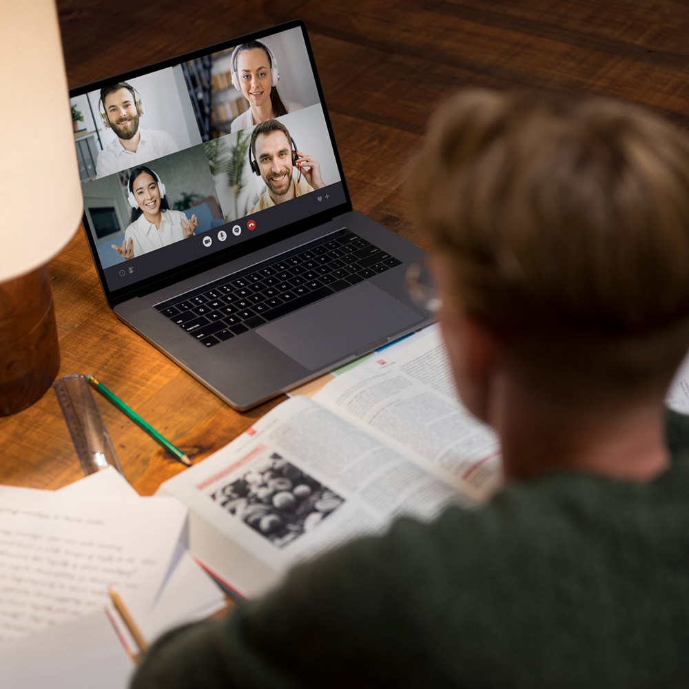 Homme en réunion en télétravail Homme en réunion en télétravail
