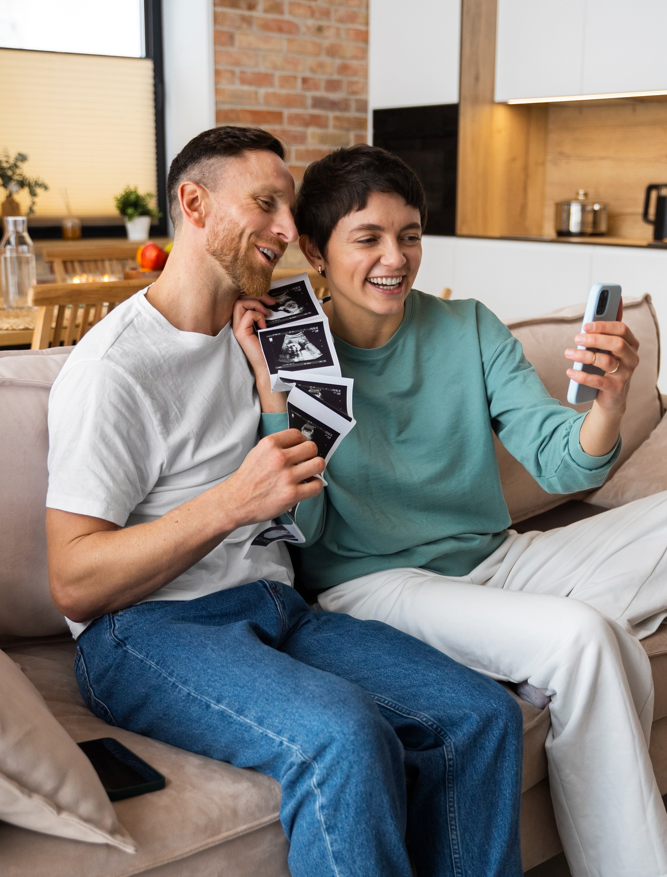 Couple avec une une échographie Couple avec une une échographie