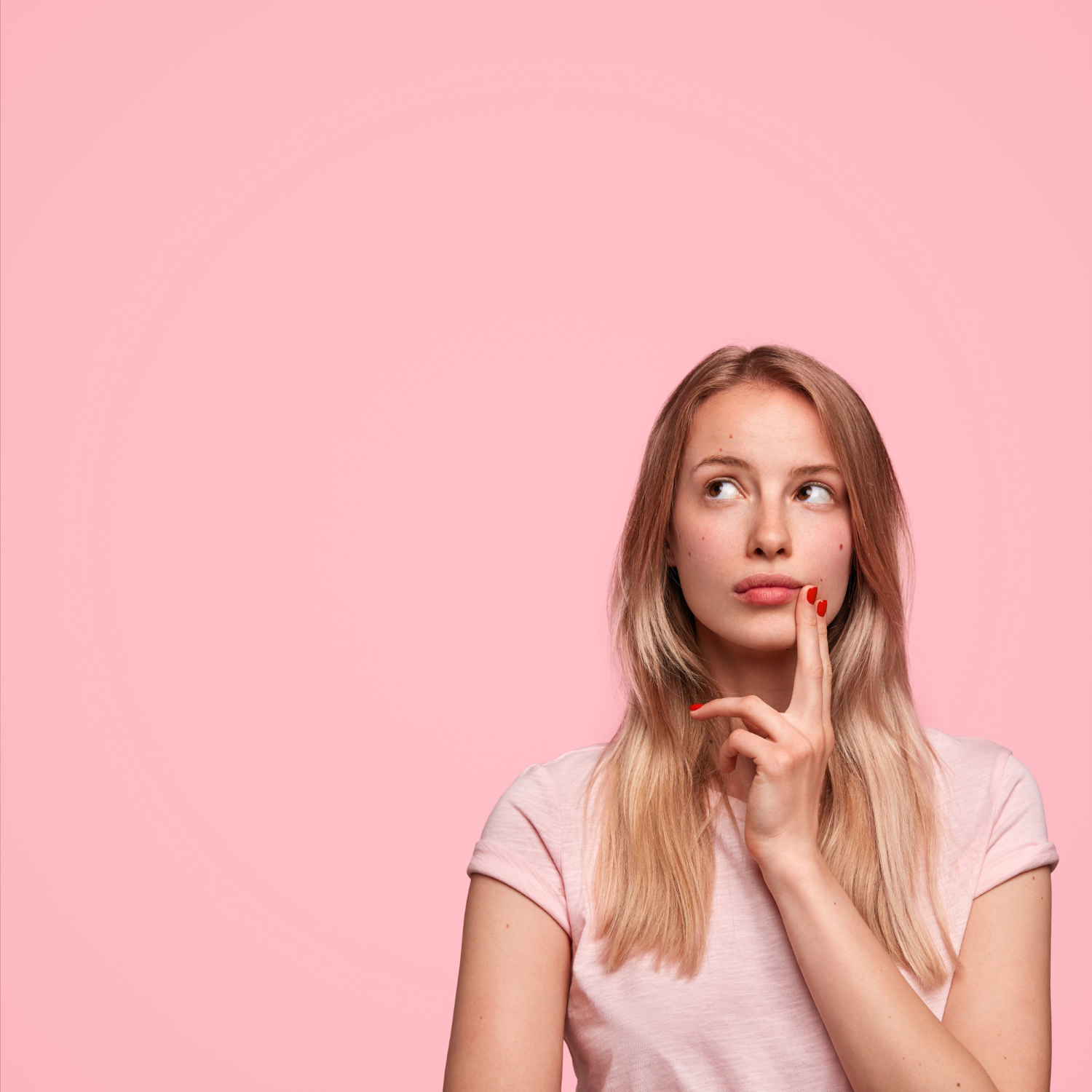 Femme pensive réfléchissant à l’impact de l’alimentation et fertilité