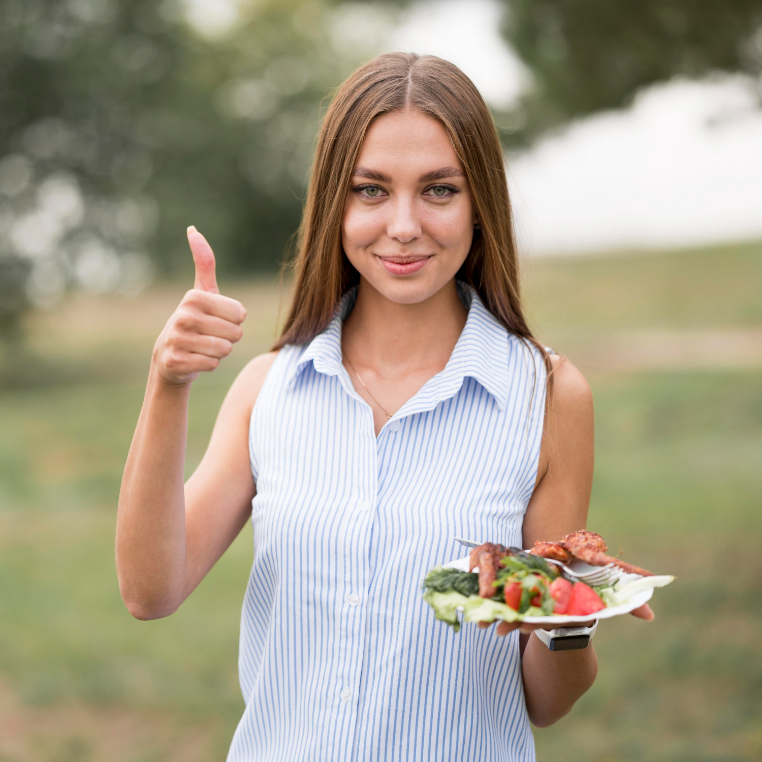 Femme souriante avec une assiette de légumes frais, symbole d’alimentation et fertilité