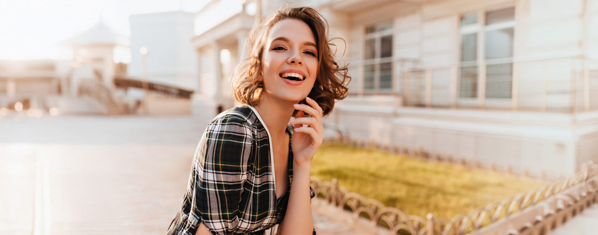 Femme souriante en extérieur, symbole de bien-être et booster sa fertilité naturellement