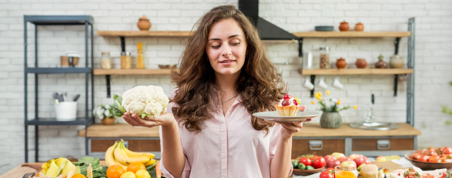 Femme comparant un chou-fleur et une pâtisserie, symbolisant le lien entre alimentation et fertilité