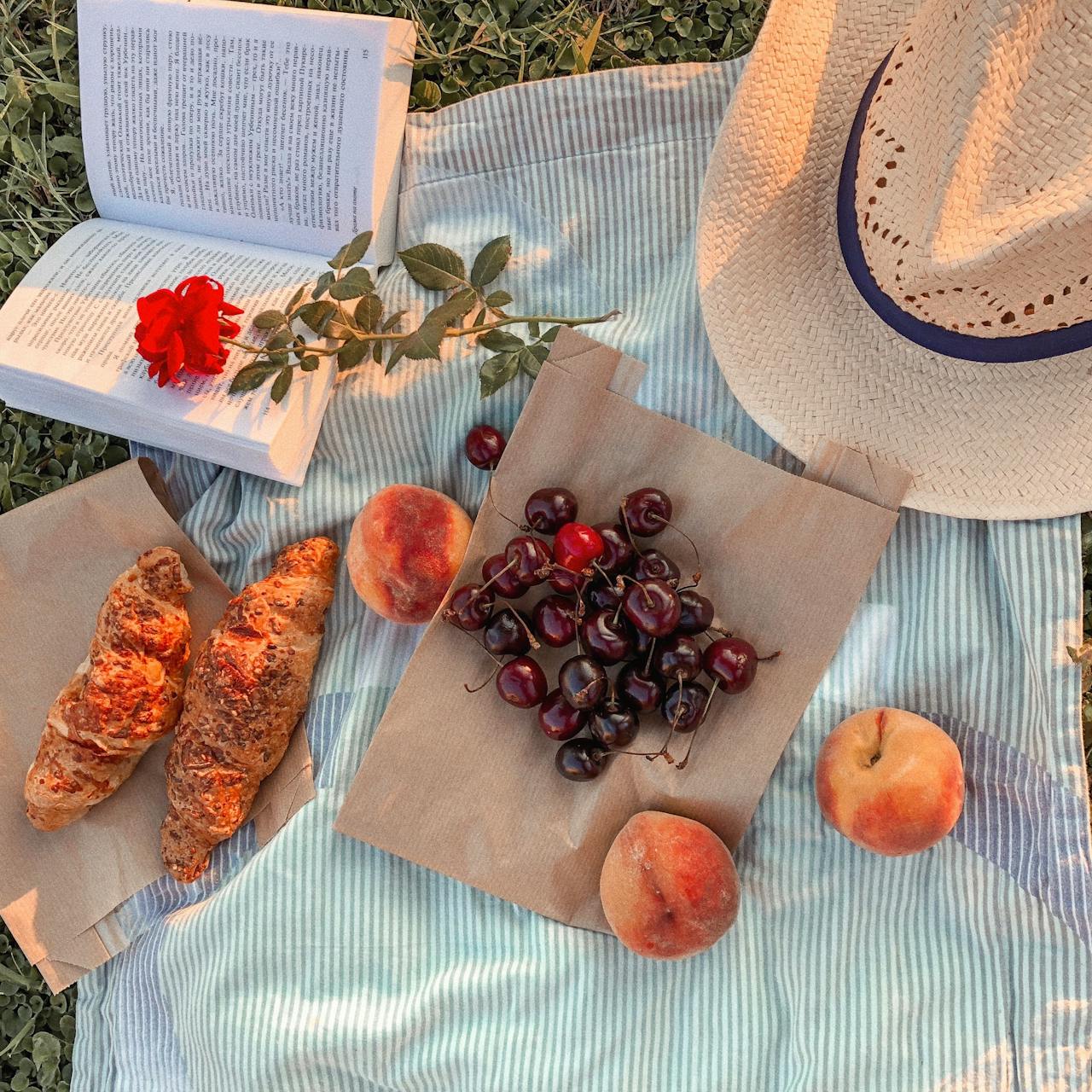 Pique-nique sain avec fruits et viennoiseries, symbole de nutrition et fertilité