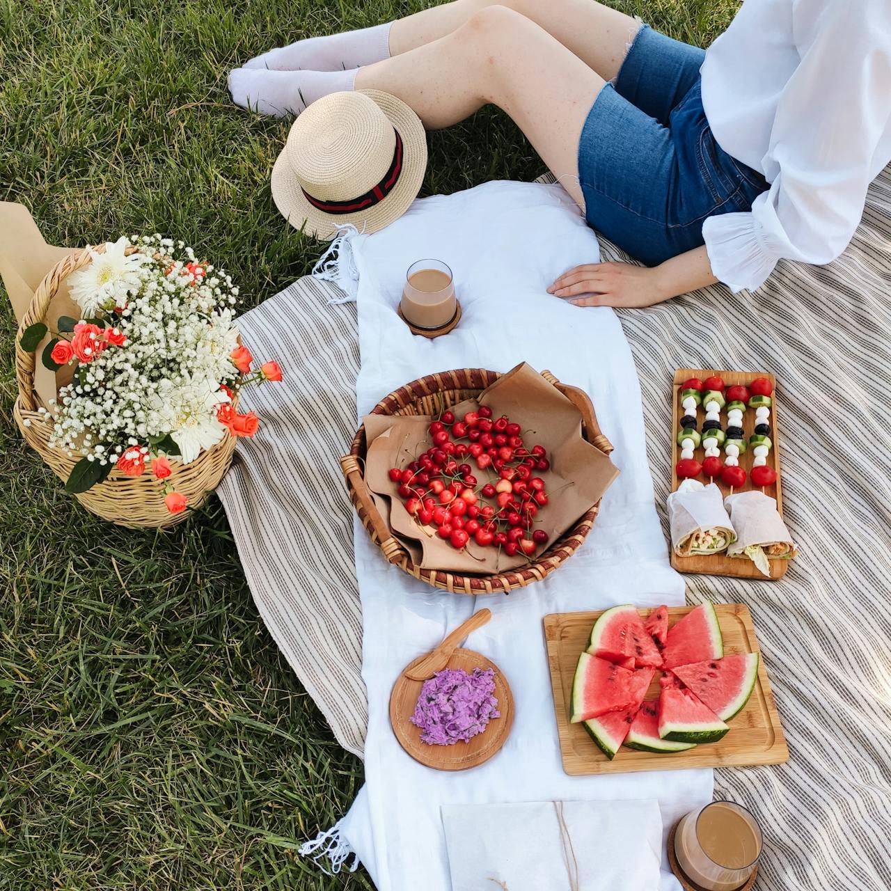 Pique-nique avec fruits, légumes et fleurs, symbole de nutrition et fertilité