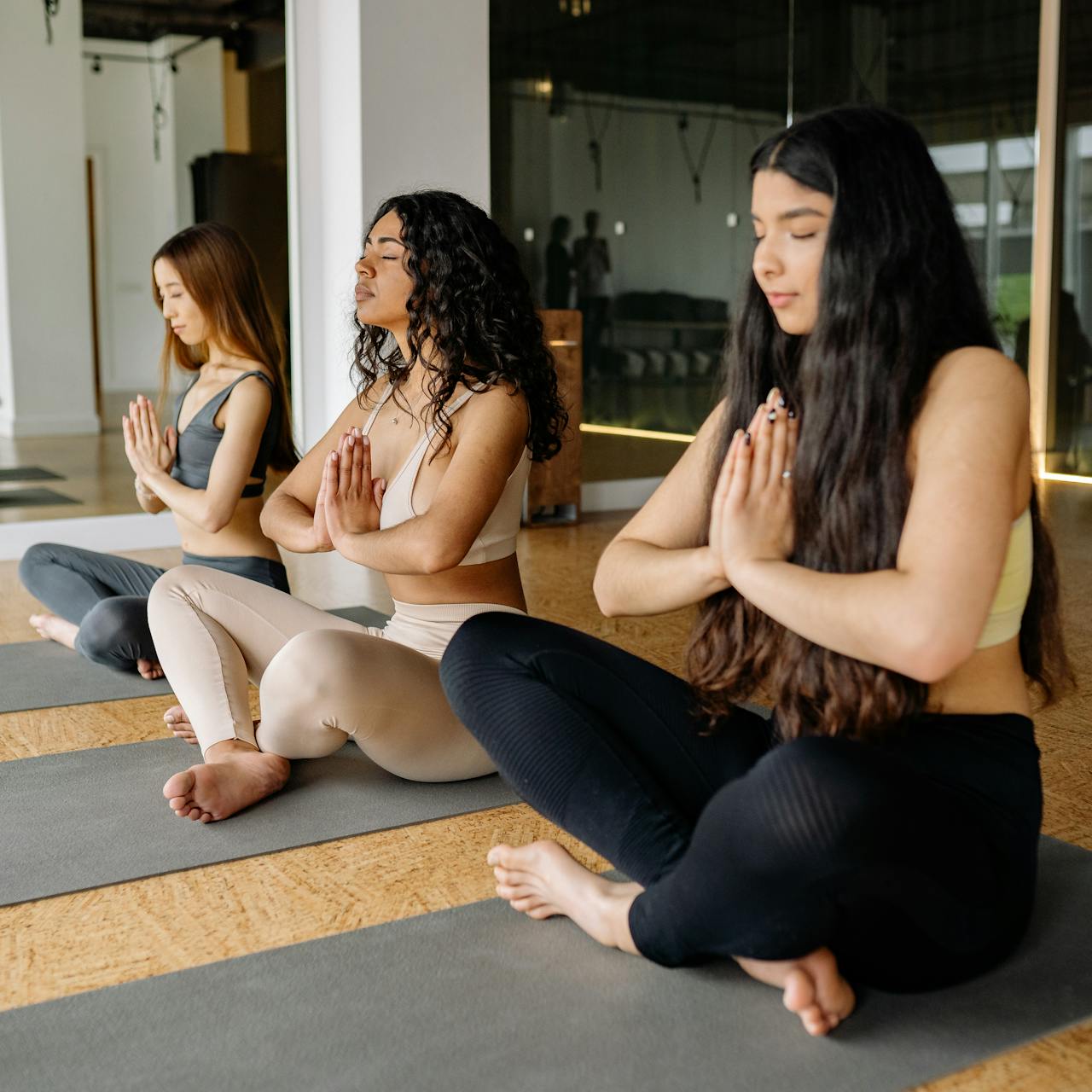 Femmes pratiquant le yoga, activité bénéfique pour la fertilité